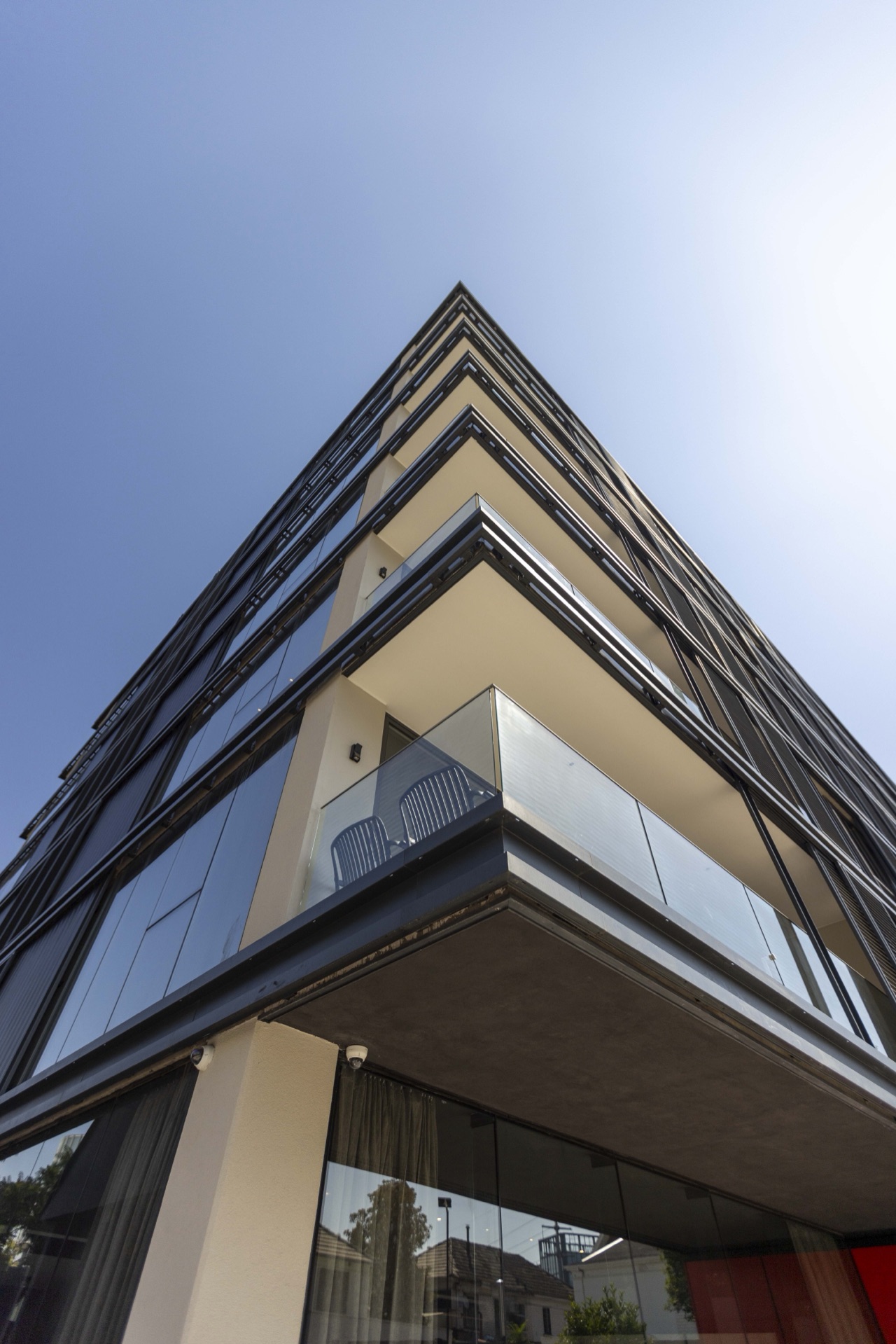Detalle arquitectónico en contrapicado de la fachada del edificio