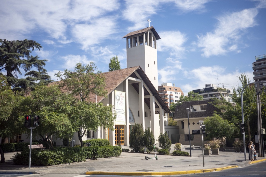 Parroquia del barrio en Vitacura