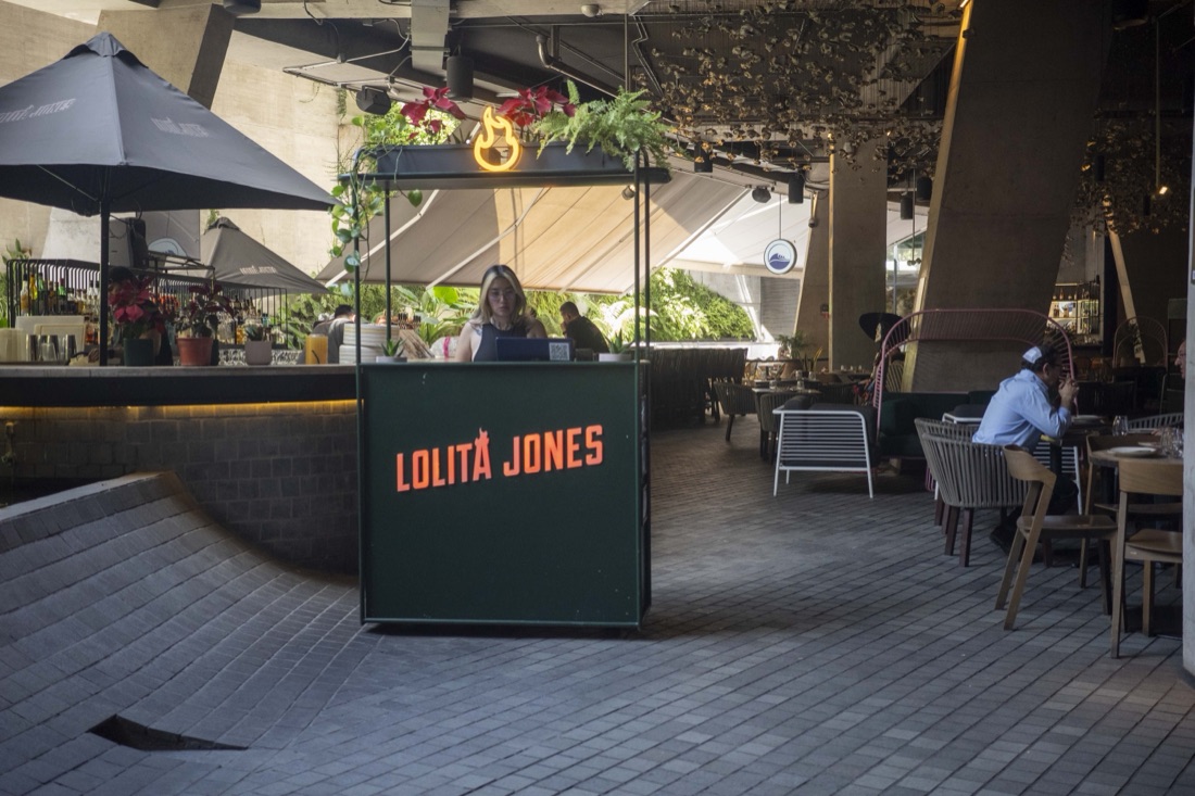 Bar y restaurante Lolita Jones cercano