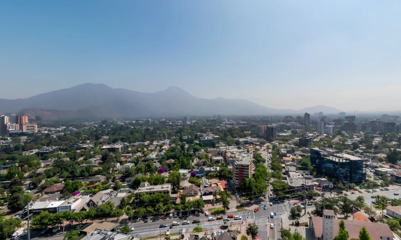 Vista aérea del entorno de At Home Alonso, en el barrio Alonso de Córdova de Vitacura
